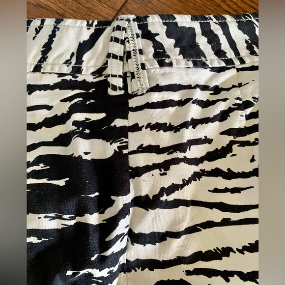 A/X (Armani EXCHANGE) Size 4 Zebra Animal print Black & White Cargo Mini - Picture 5 of 8